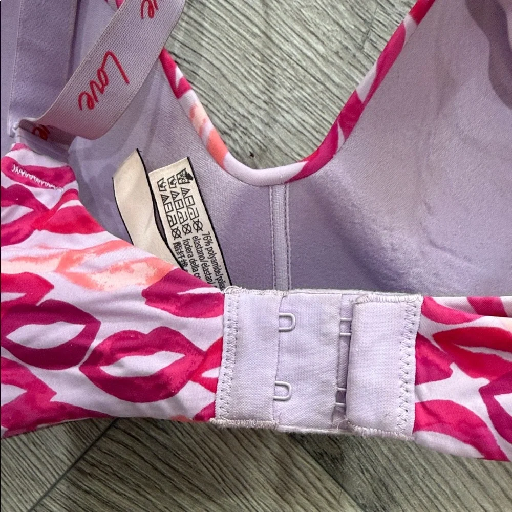 Victoria's Secret‎ Lip Print T-Shirt Lightly Lined Wireless Bra Size 36D